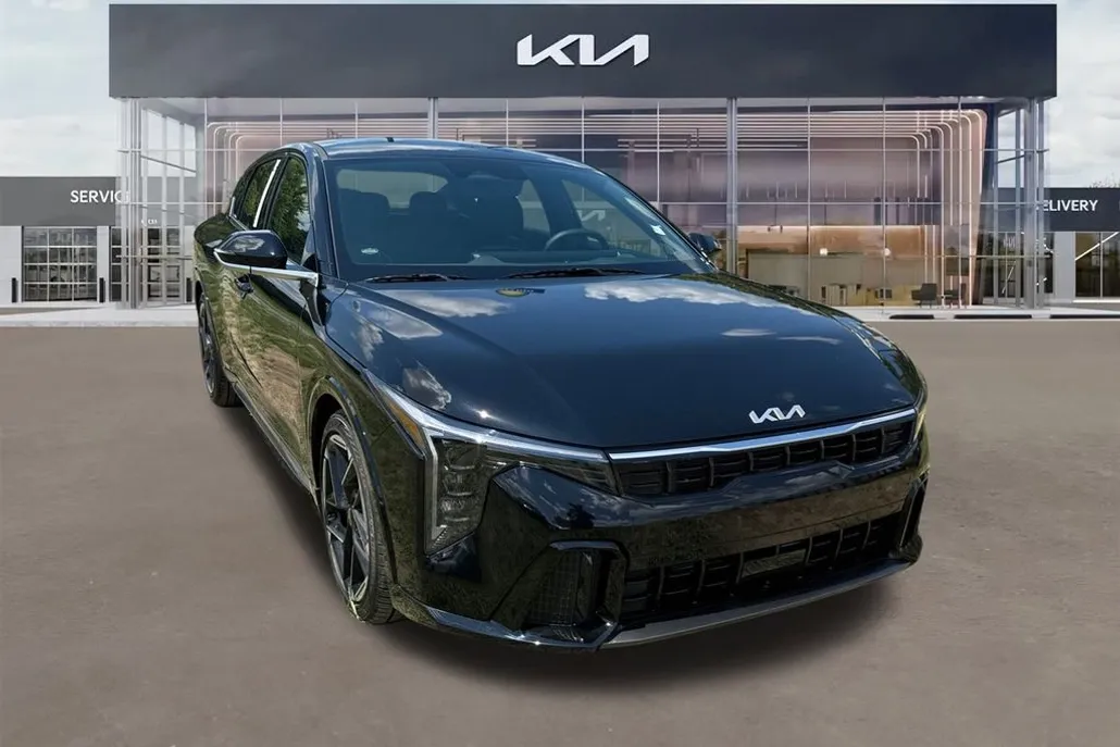 2025 Kia K4 GT-Line photo 1