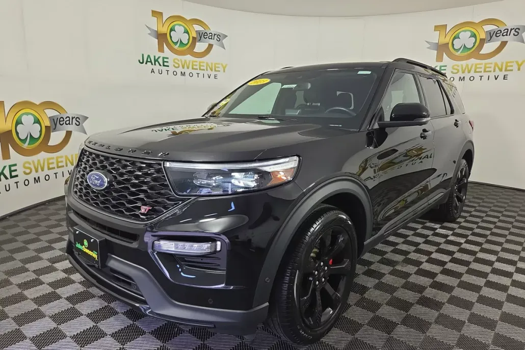 2023 Ford Explorer ST photo 1