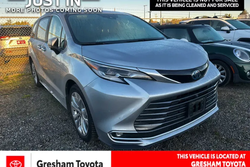 2021 Toyota Sienna Platinum photo 1