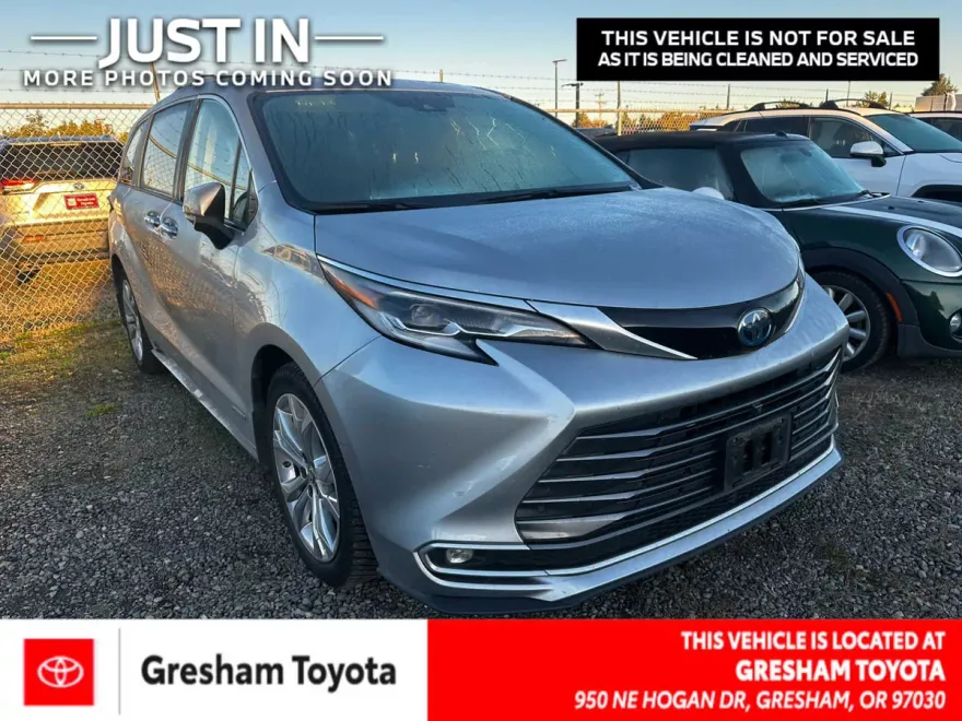 2021 Toyota Sienna Platinum photo 1