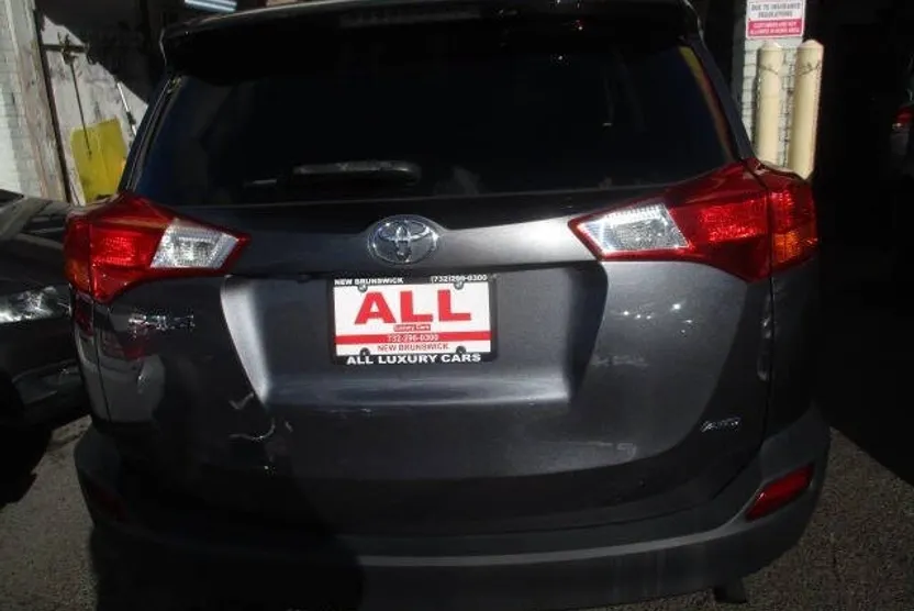 2015 Toyota RAV4 LE photo 1