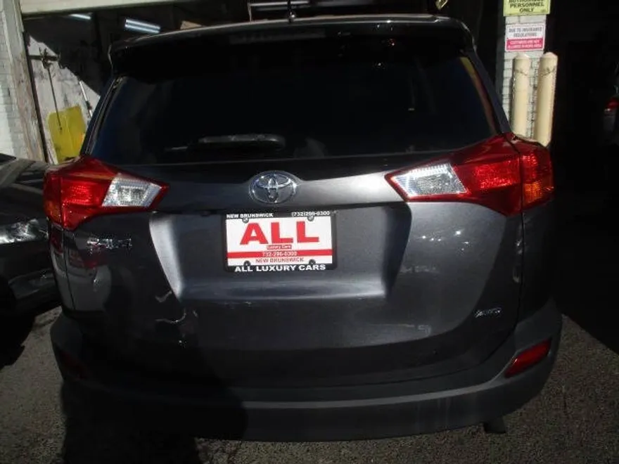 2015 Toyota RAV4 LE photo 1