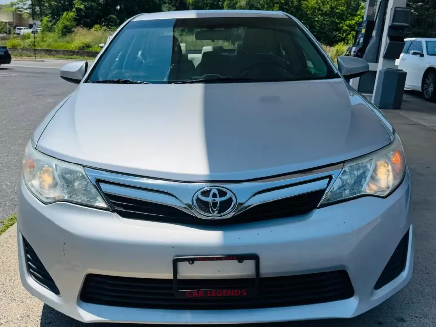 2012 Toyota Camry LE photo 1