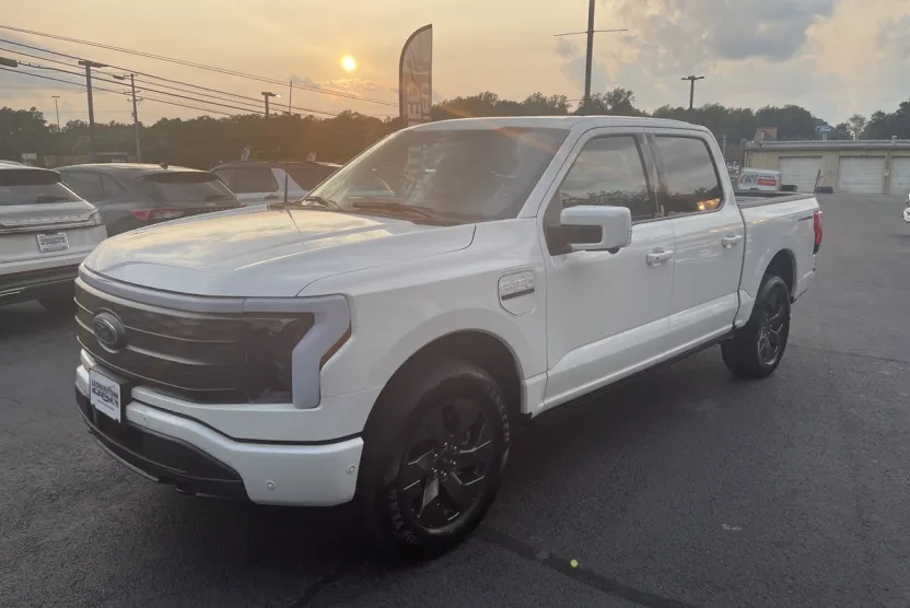 2023 Ford F-150 Lightning Lariat photo 1