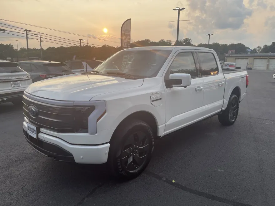 2023 Ford F-150 Lightning Lariat photo 1