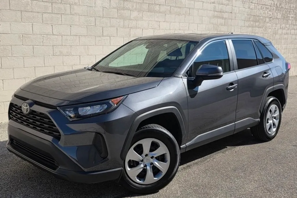 2022 Toyota RAV4 LE photo 1