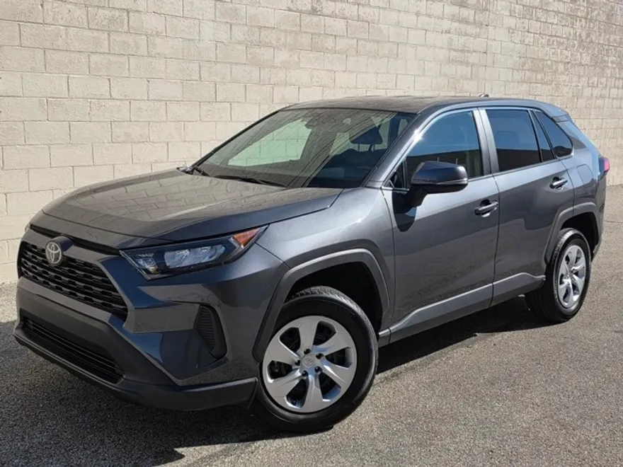 2022 Toyota RAV4 LE photo 1