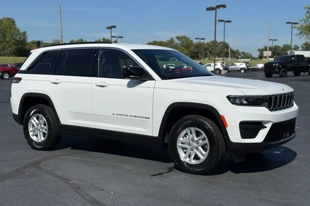 2025 Jeep Grand Cherokee Laredo photo 1