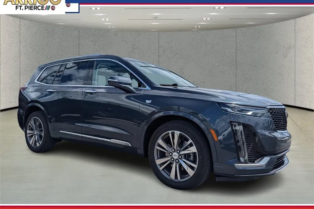 2021 Cadillac XT4 Premium Luxury photo 1