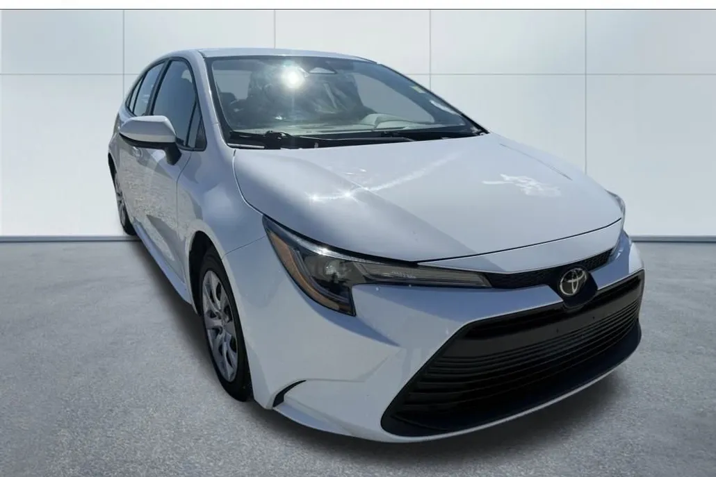 2023 Toyota Corolla LE photo 1