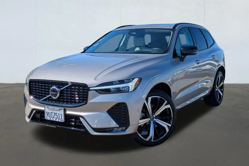 2025 Volvo XC60 B5 photo 1