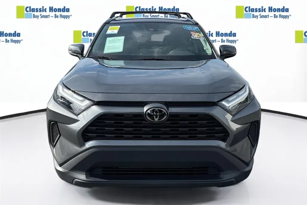 2022 Toyota RAV4 XLE photo 1