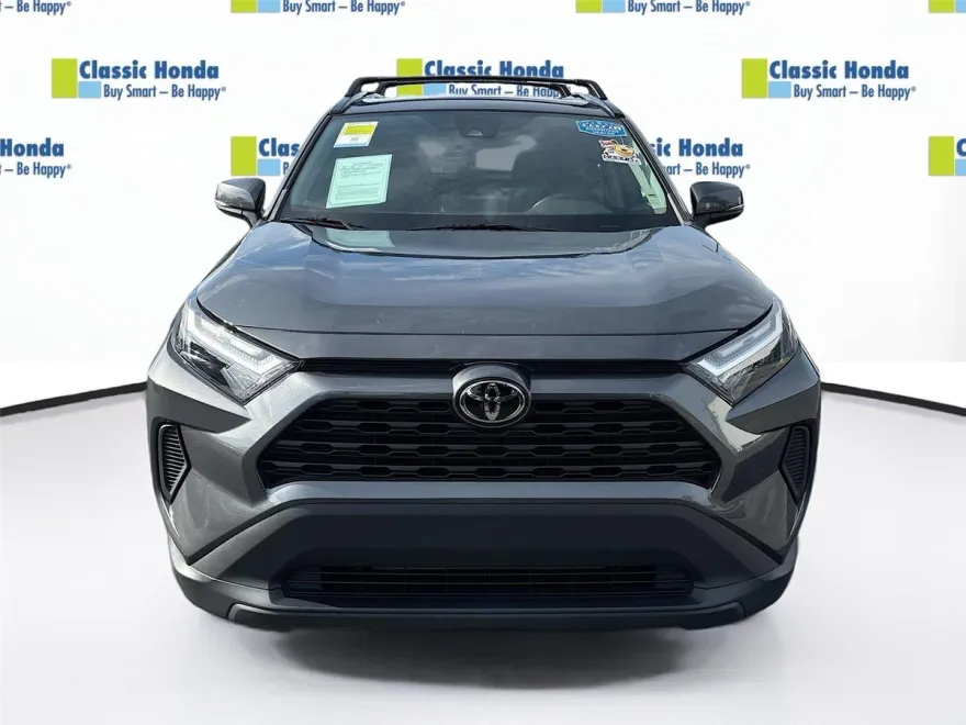 2022 Toyota RAV4 XLE photo 1