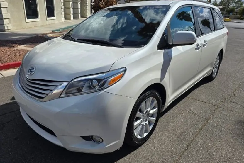 2017 Toyota Sienna Limited Premium photo 1