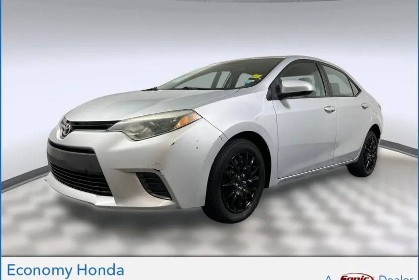 2015 Toyota Corolla LE photo 1