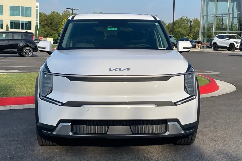 2026 Kia EV9 Light Long Range photo 1