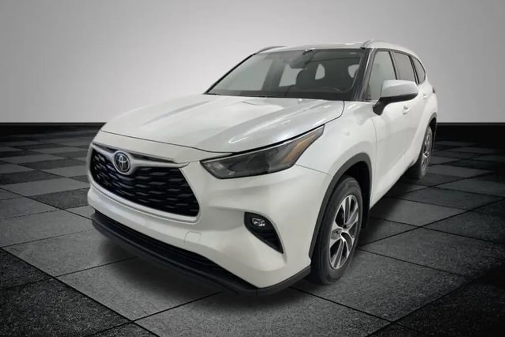 2022 Toyota Highlander XLE photo 1