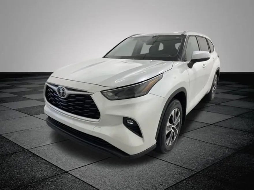 2022 Toyota Highlander XLE photo 1