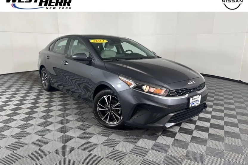 2023 Kia Forte LXS photo 1