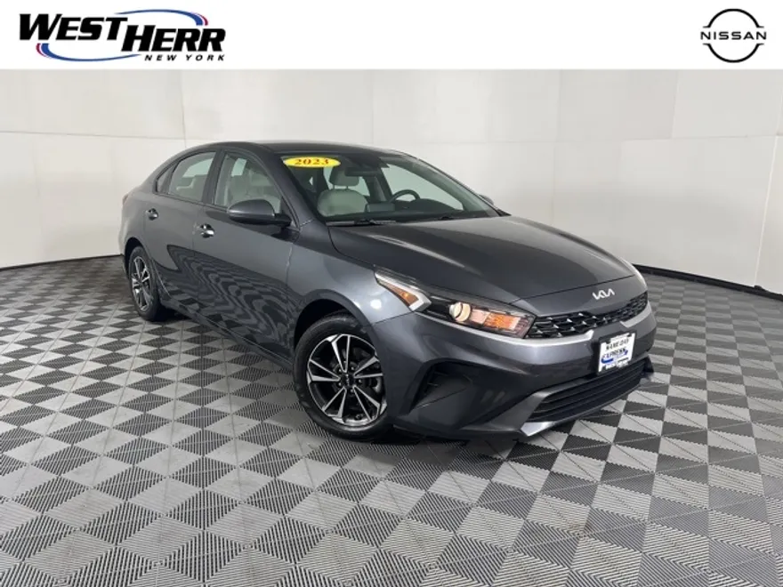 2023 Kia Forte LXS photo 1