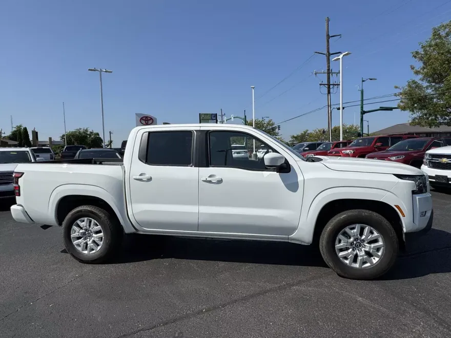 2024 Nissan Frontier SV photo 1