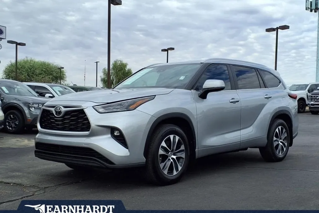 2023 Toyota Highlander L photo 1