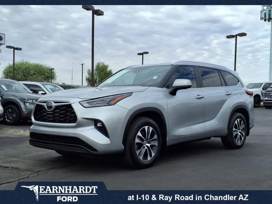 2023 Toyota Highlander L photo 1