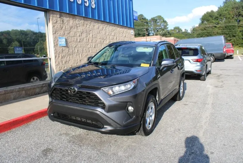 2021 Toyota RAV4 XLE photo 1