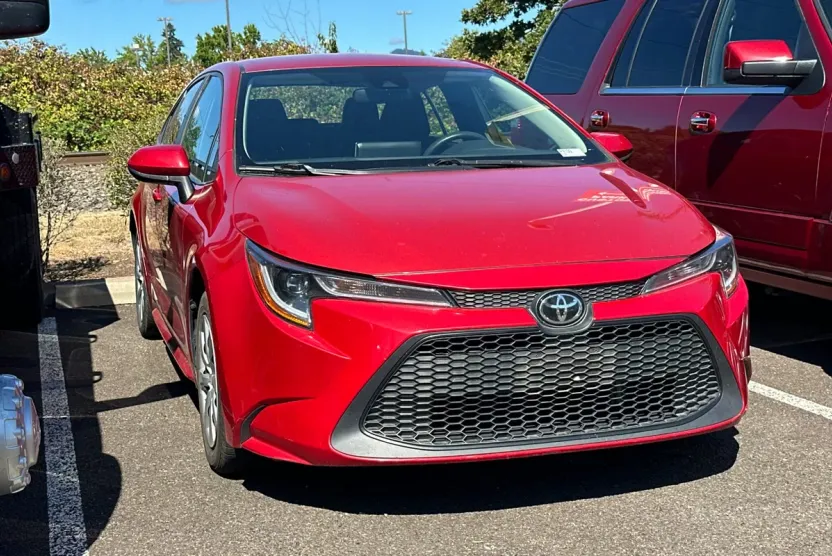 2021 Toyota Corolla LE photo 1