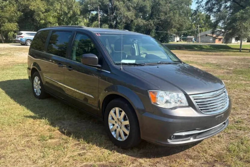 2016 Chrysler Town & Country Touring photo 1