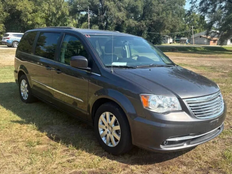 2016 Chrysler Town & Country Touring photo 1
