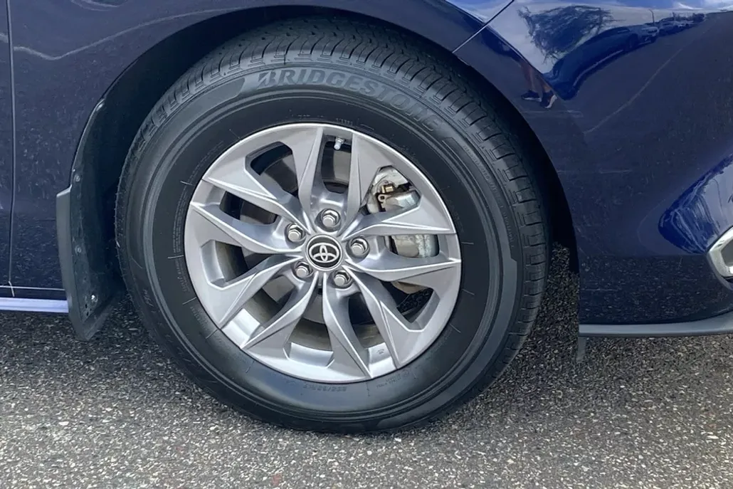 2023 Toyota Sienna XLE photo 1