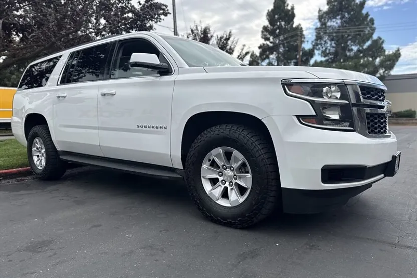 2016 Chevrolet Suburban LT photo 1