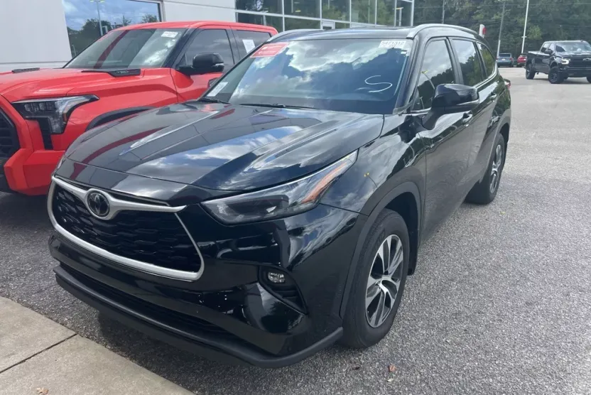 2023 Toyota Highlander XLE photo 1