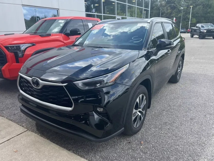2023 Toyota Highlander XLE photo 1