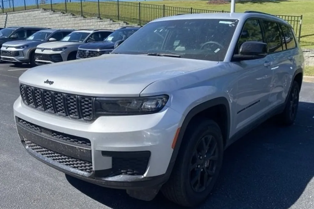 2024 Jeep Grand Cherokee Laredo Altitude photo 1