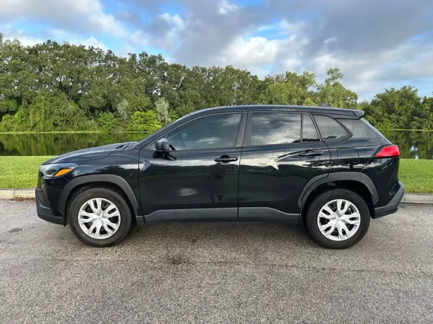 2022 Toyota Corolla Cross L photo 1