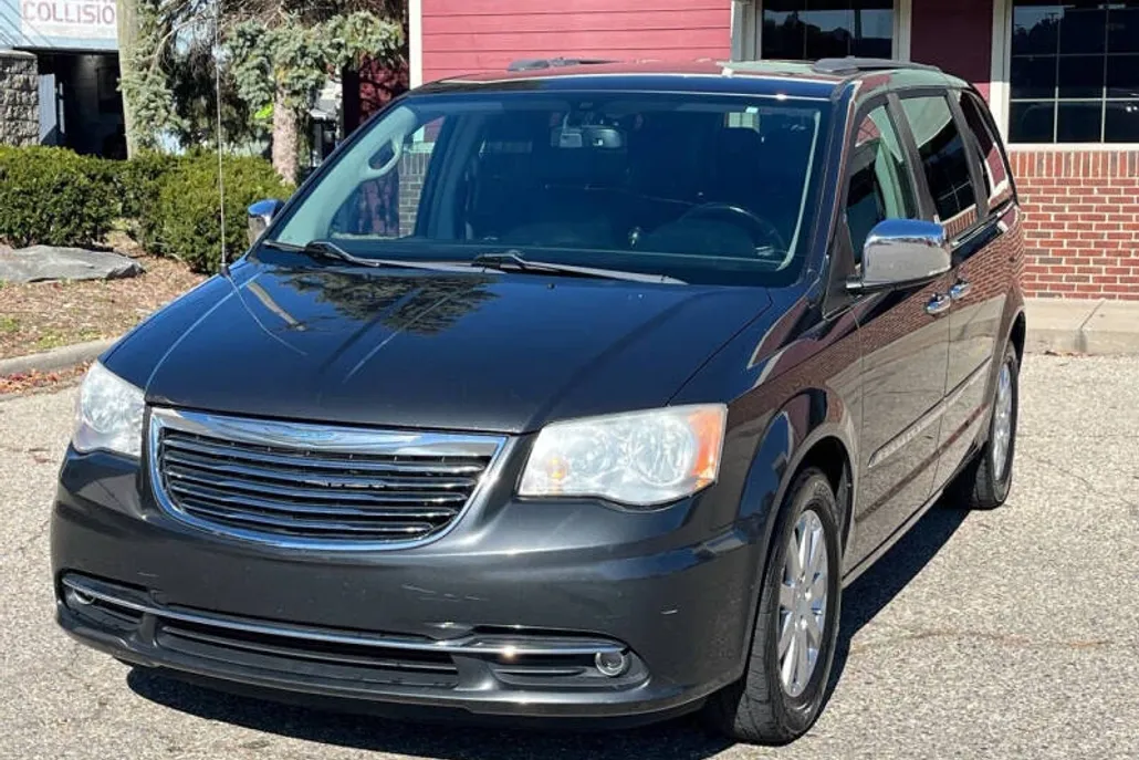 2011 Chrysler Town & Country photo 1