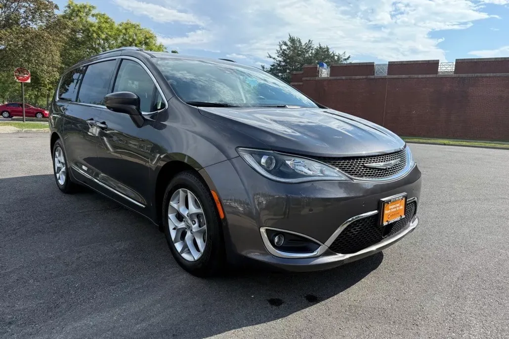 2019 Chrysler Pacifica Touring Plus photo 1