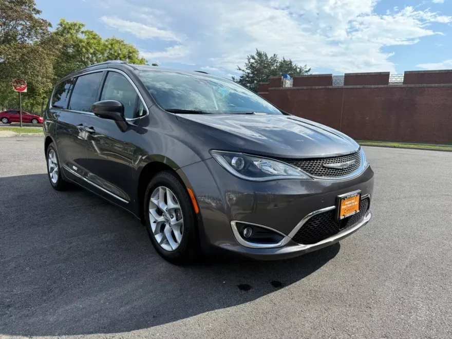 2019 Chrysler Pacifica Touring Plus photo 1