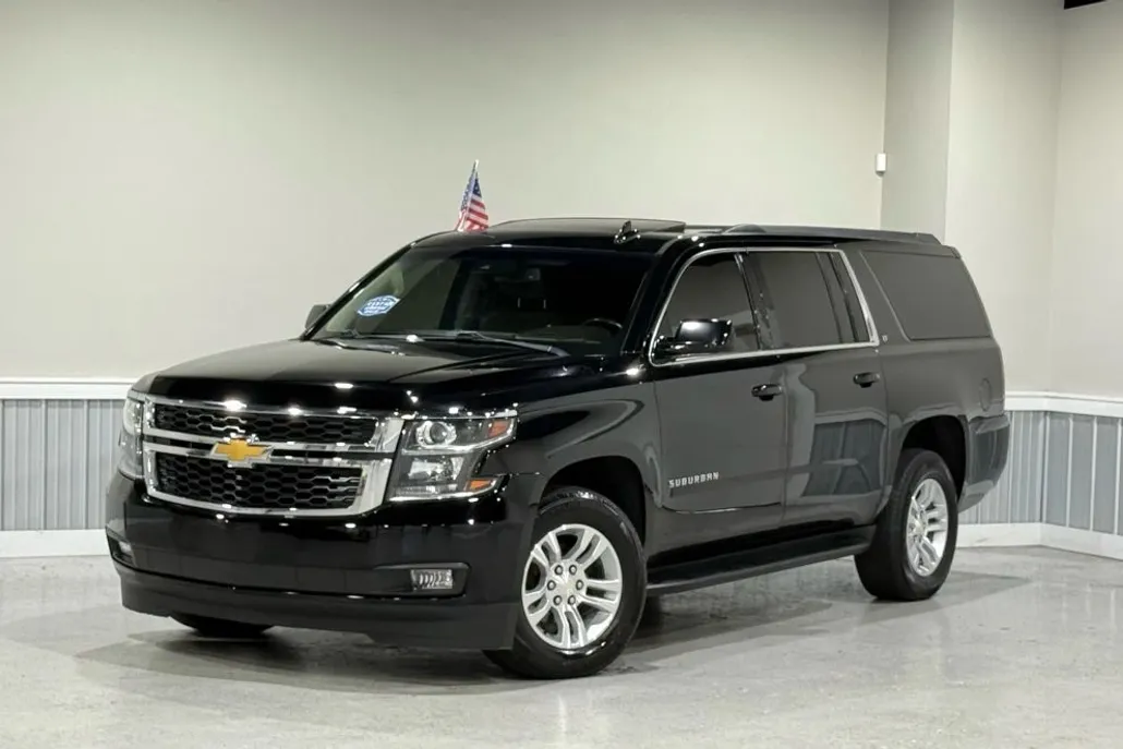 2020 Chevrolet Suburban LT photo 1