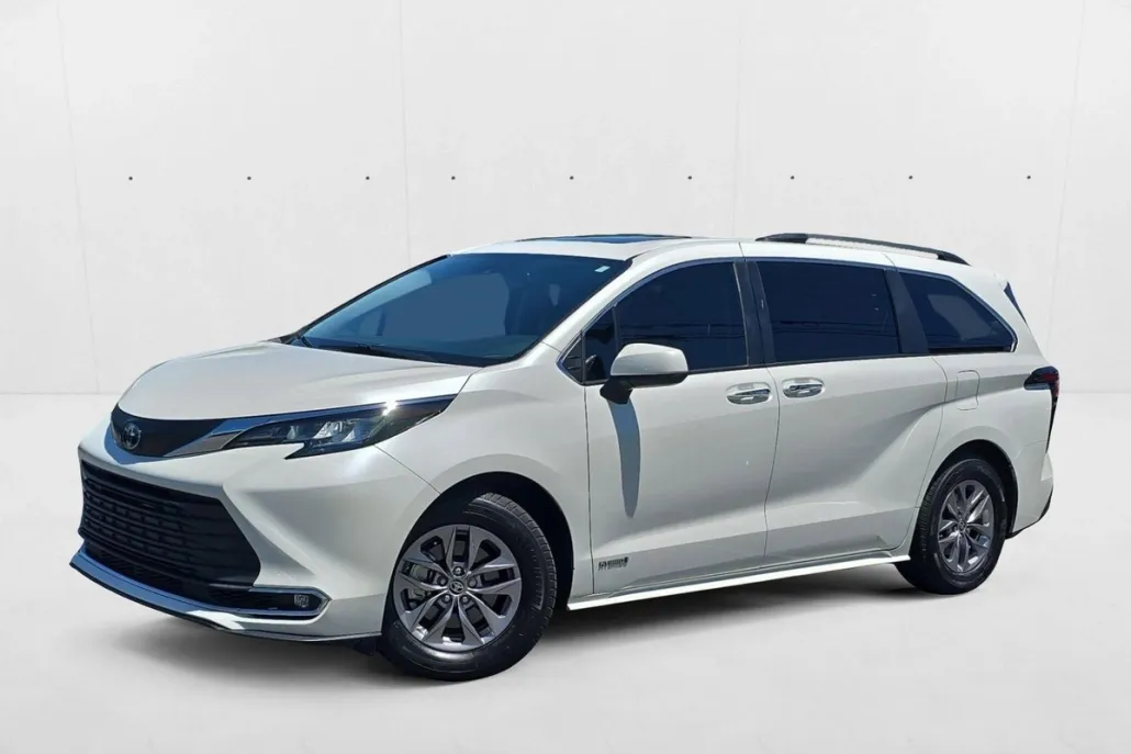 2021 Toyota Sienna XLE photo 1