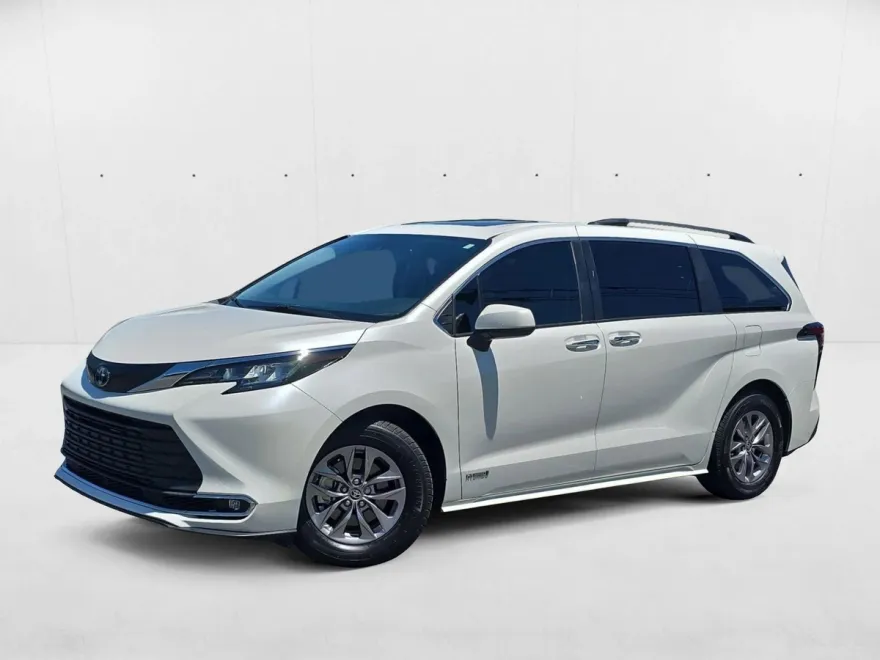 2021 Toyota Sienna XLE photo 1