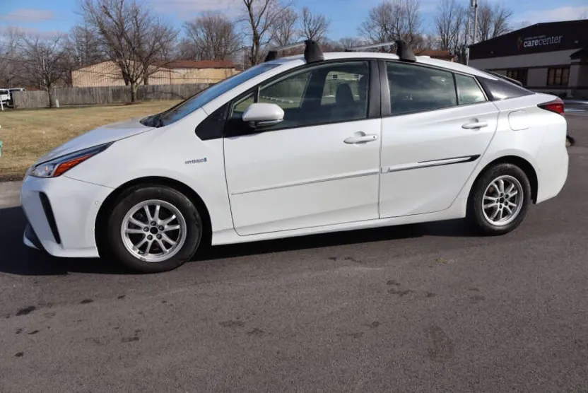 2022 Toyota Prius LE photo 1