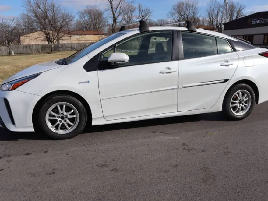 2022 Toyota Prius LE photo 1