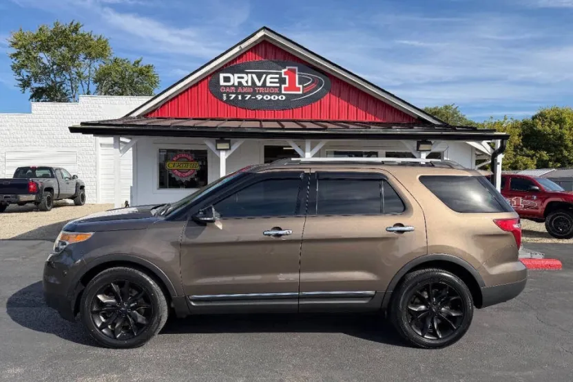 2015 Ford Explorer XLT photo 1