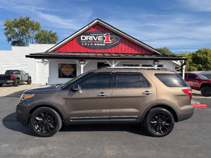 2015 Ford Explorer XLT photo 1