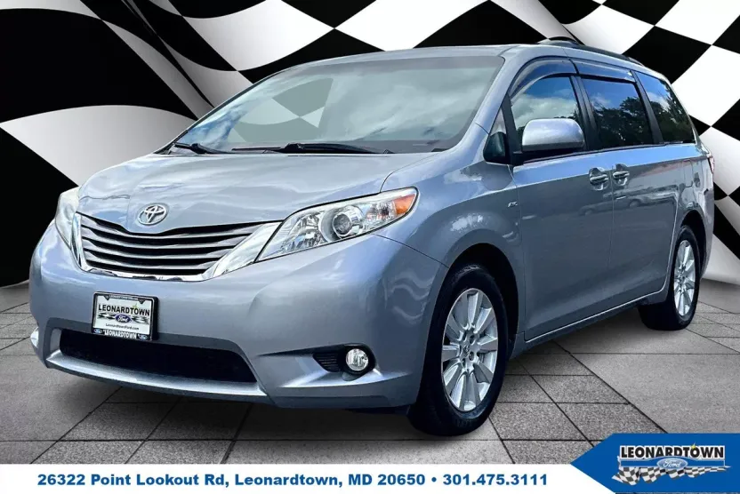 2017 Toyota Sienna XLE photo 1