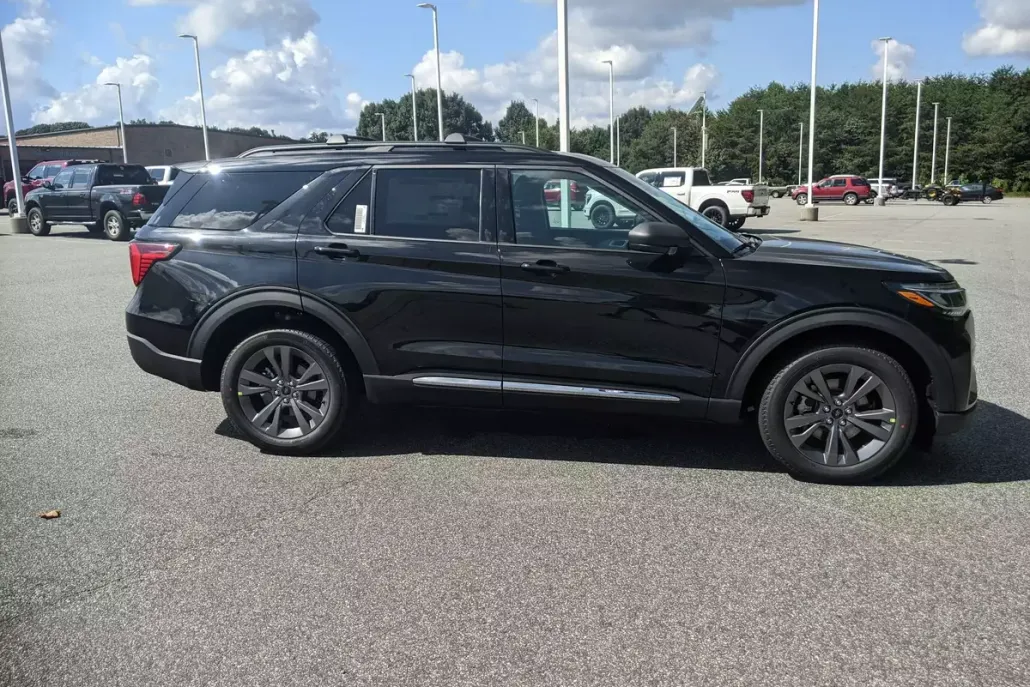 2025 Ford Explorer photo 1