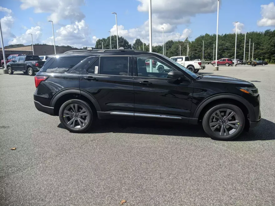 2025 Ford Explorer photo 1